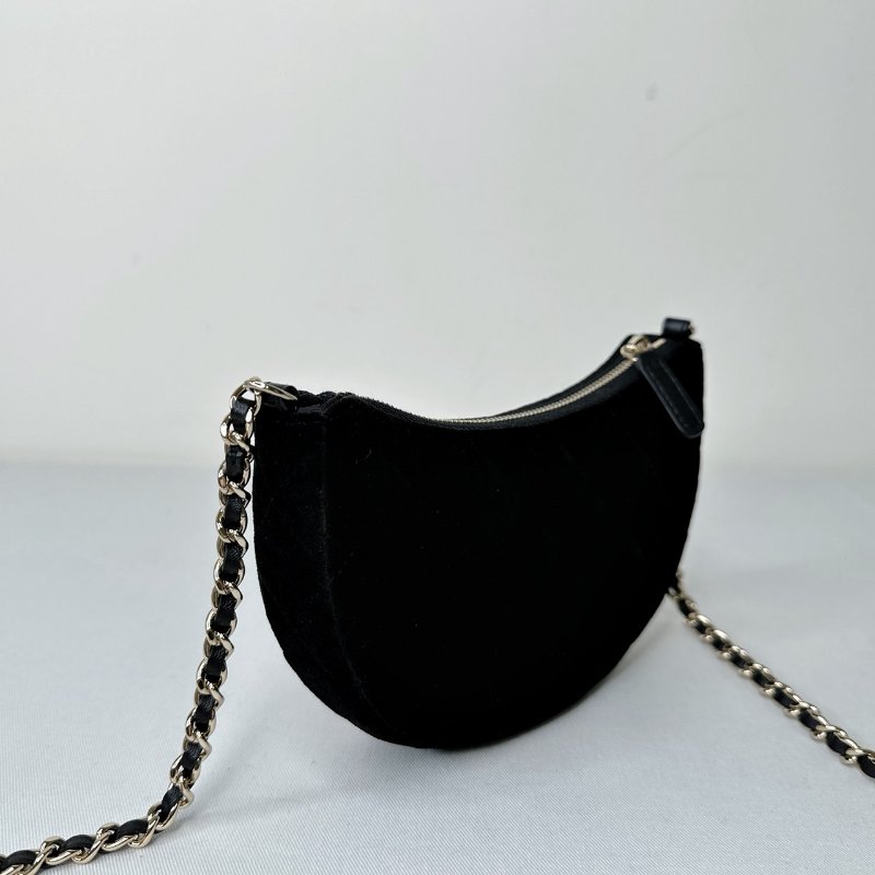 CHANEL 全新VIC絲絨半月鍊條包-6
