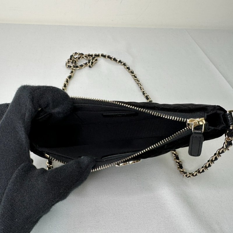 CHANEL 全新VIC絲絨半月鍊條包-7