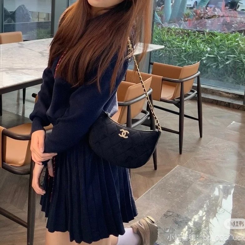 CHANEL 全新VIC絲絨半月鍊條包-0