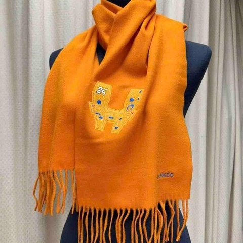 Hermes亮眼有型的橘色圍巾