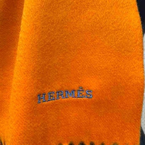 Hermes亮眼有型的橘色圍巾-3