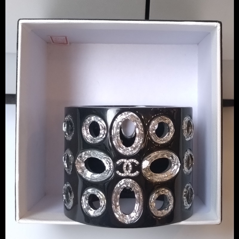 Chanel 黑色樹脂水鑽鏤空寬手環-1