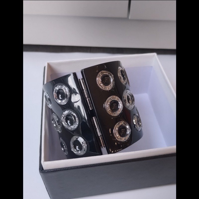 Chanel 黑色樹脂水鑽鏤空寬手環-3