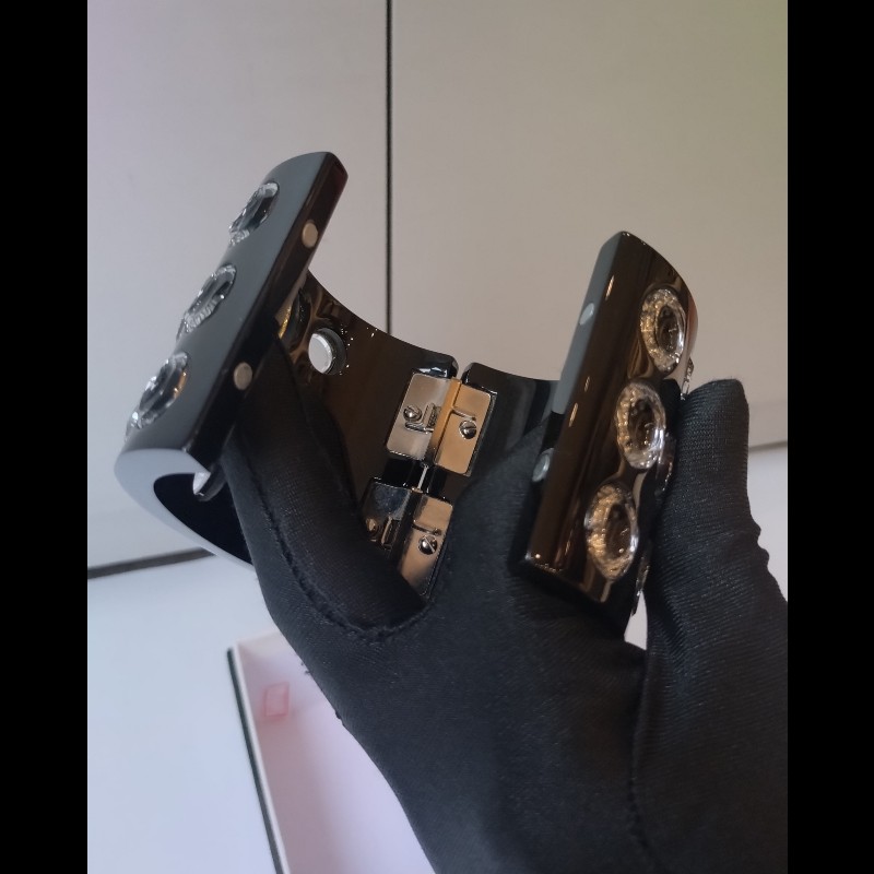 Chanel 黑色樹脂水鑽鏤空寬手環-7