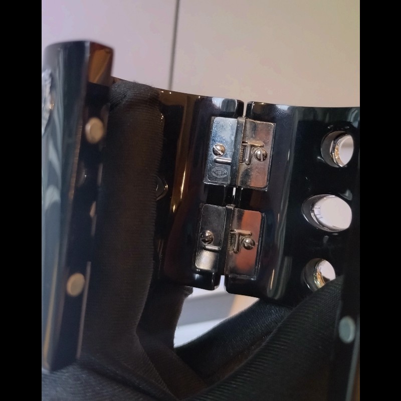 Chanel 黑色樹脂水鑽鏤空寬手環-8