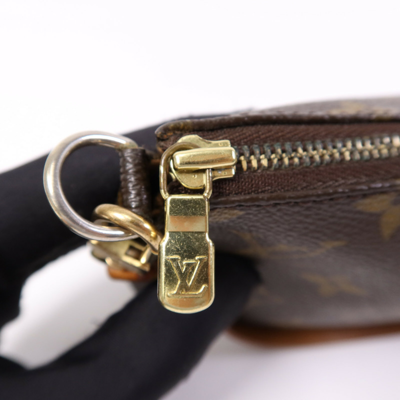 LOUIS VUITTON Monogram Pochette Accessoires金扣手挽袋-7