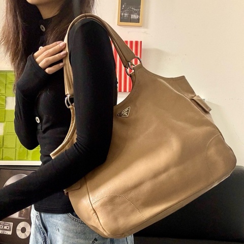 Prada 奶茶色全皮單肩包 尺寸約33*27