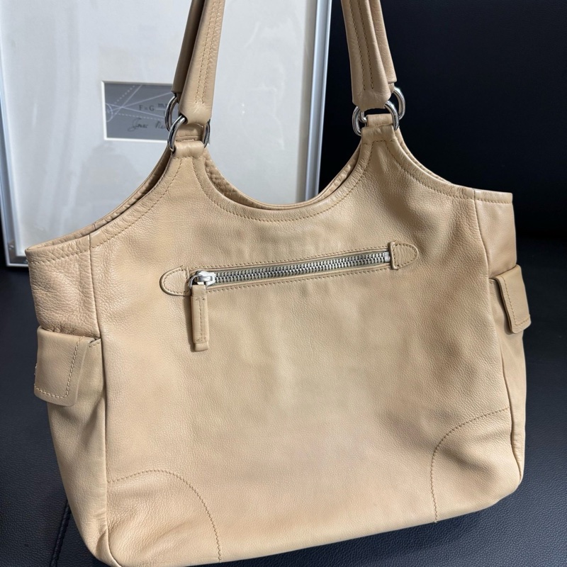 Prada 奶茶色全皮單肩包 尺寸約33*27-2