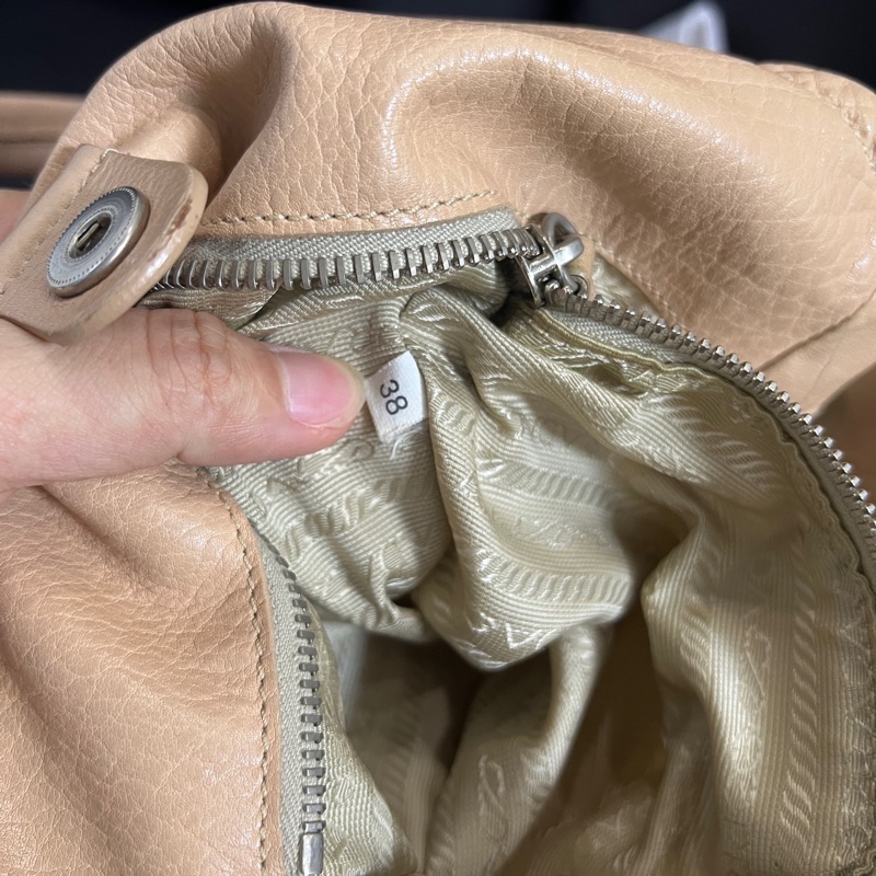 Prada 奶茶色全皮單肩包 尺寸約33*27-4