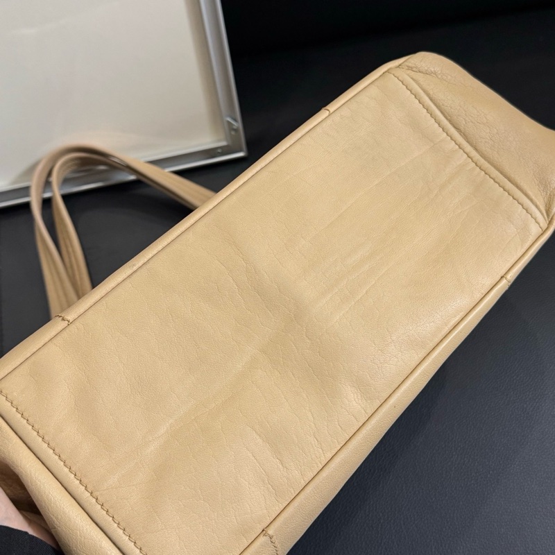 Prada 奶茶色全皮單肩包 尺寸約33*27-7