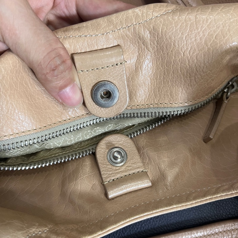 Prada 奶茶色全皮單肩包 尺寸約33*27-15