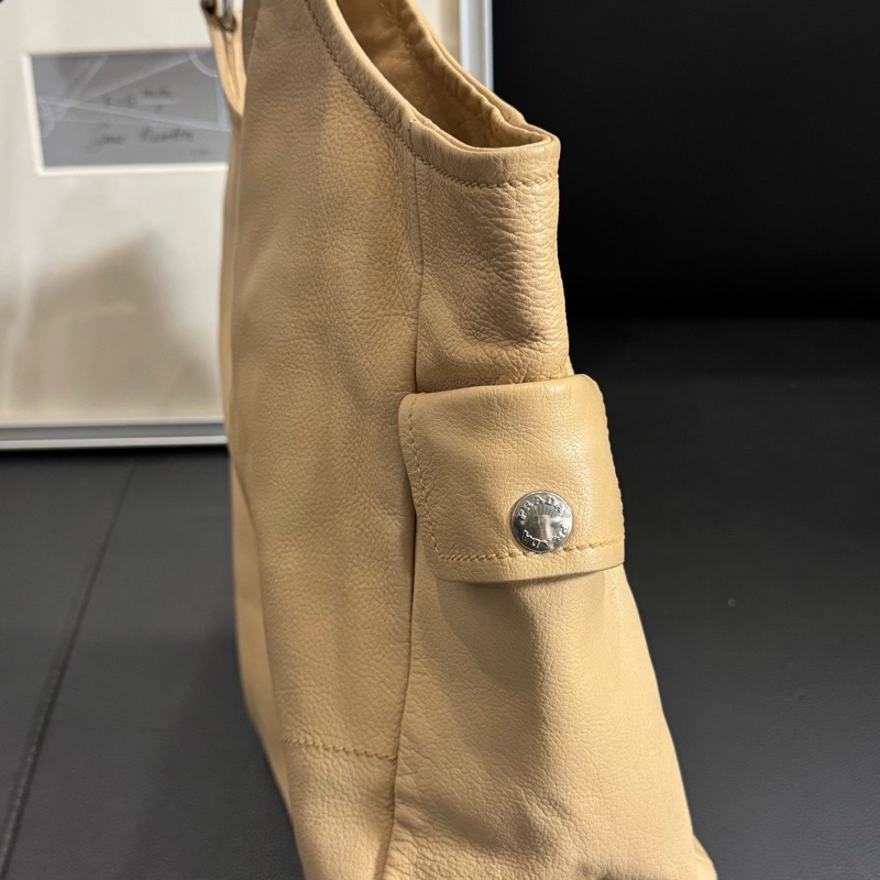 Prada 奶茶色全皮單肩包 尺寸約33*27-18