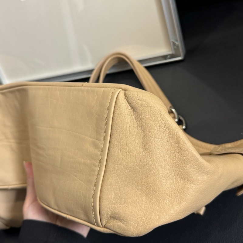 Prada 奶茶色全皮單肩包 尺寸約33*27-22