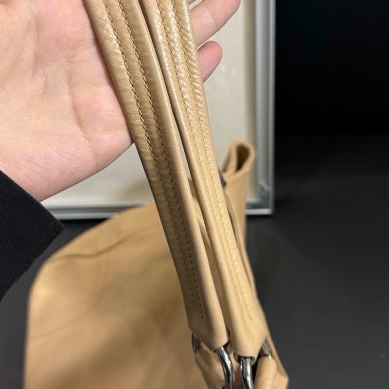 Prada 奶茶色全皮單肩包 尺寸約33*27-24