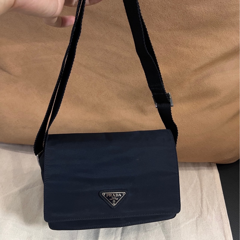 Prada 翻蓋郵差斜挎單肩包 尺寸約18*13.5-0