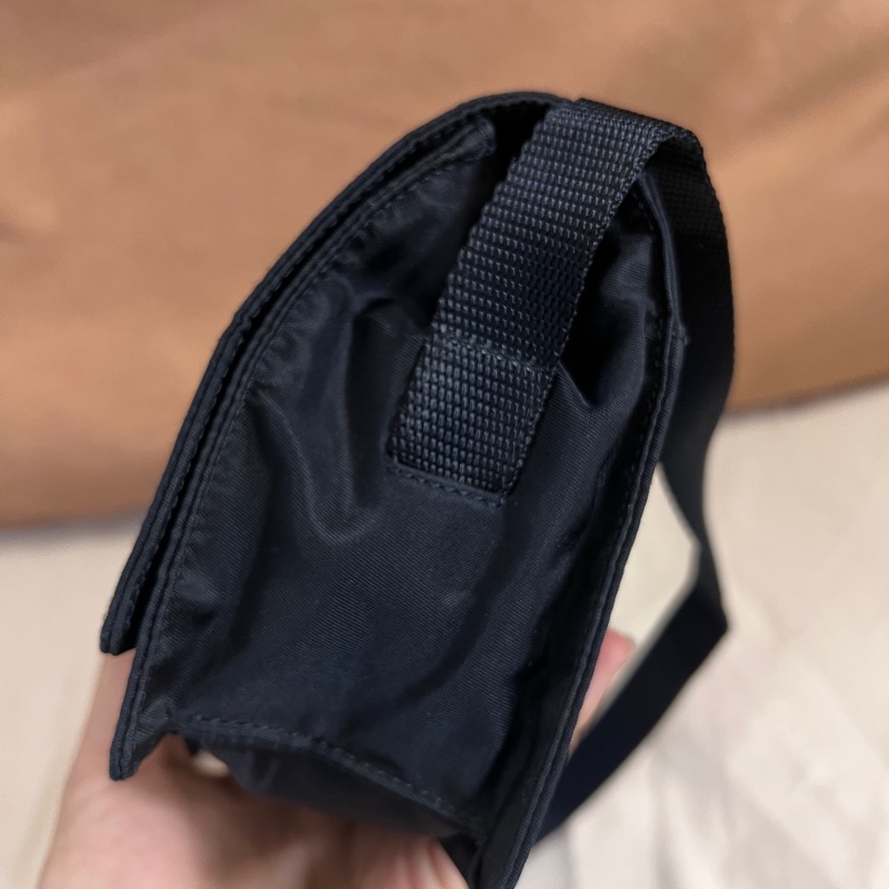 Prada 翻蓋郵差斜挎單肩包 尺寸約18*13.5-2