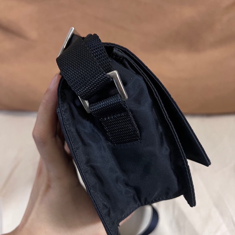 Prada 翻蓋郵差斜挎單肩包 尺寸約18*13.5-4