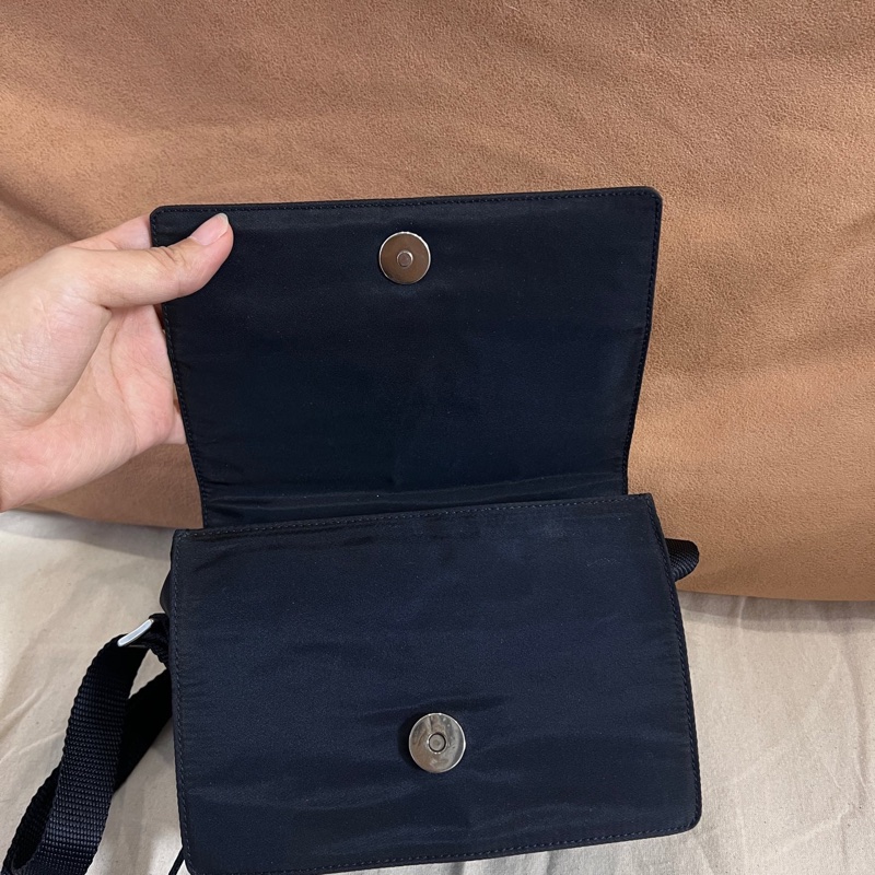 Prada 翻蓋郵差斜挎單肩包 尺寸約18*13.5-5