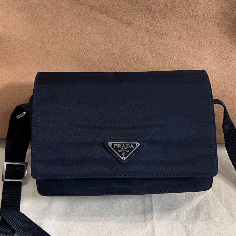 Prada 翻蓋郵差斜挎單肩包 尺寸約18*13.5-7