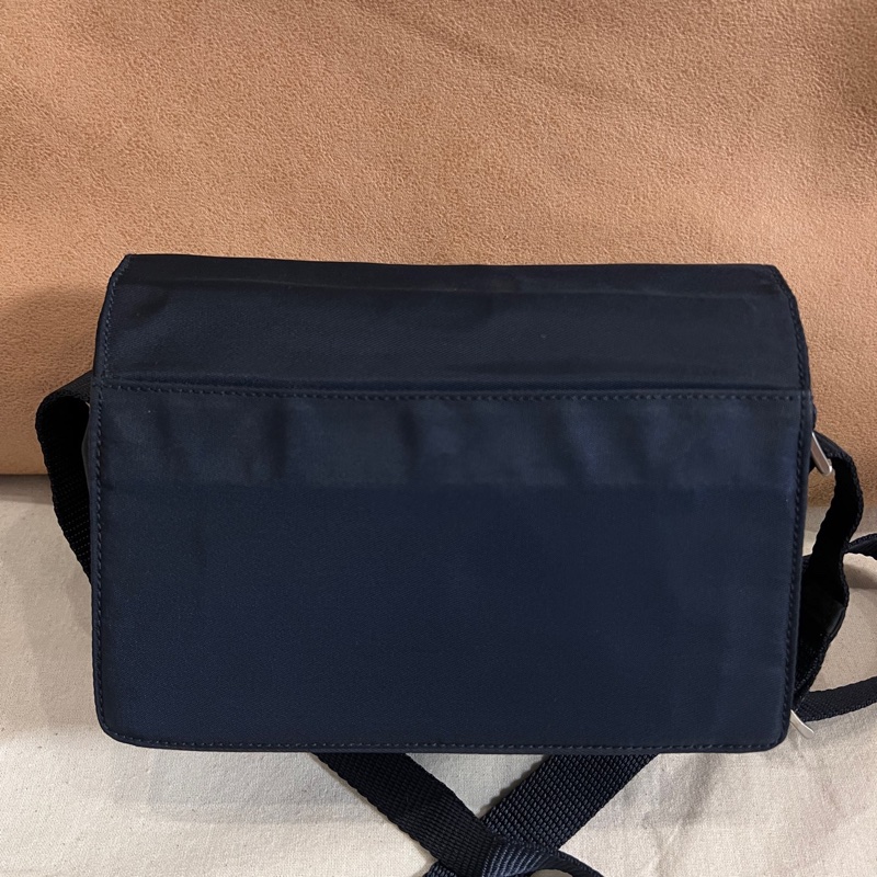 Prada 翻蓋郵差斜挎單肩包 尺寸約18*13.5-8
