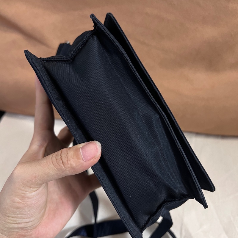 Prada 翻蓋郵差斜挎單肩包 尺寸約18*13.5-10