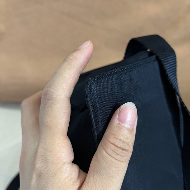 Prada 翻蓋郵差斜挎單肩包 尺寸約18*13.5-15