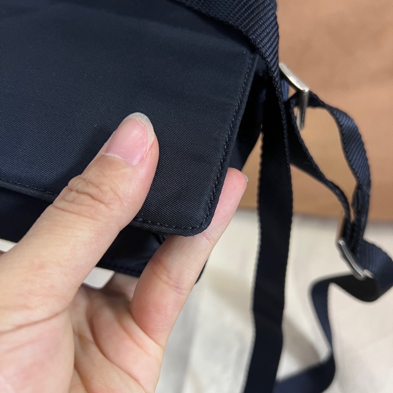 Prada 翻蓋郵差斜挎單肩包 尺寸約18*13.5-16