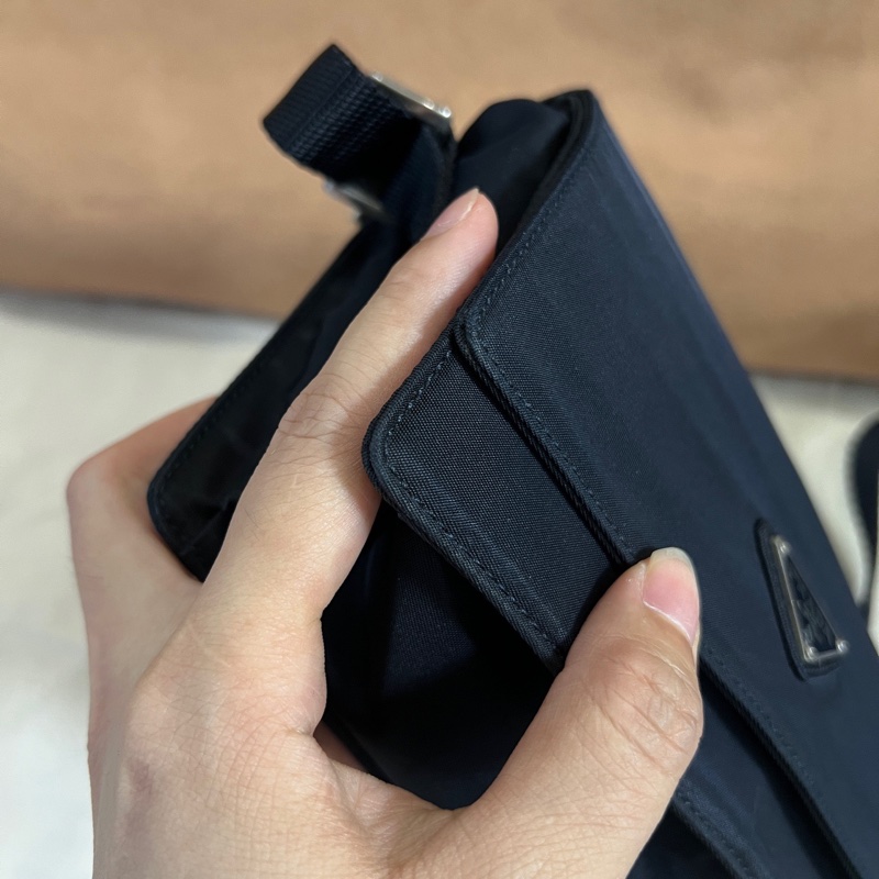 Prada 翻蓋郵差斜挎單肩包 尺寸約18*13.5-17