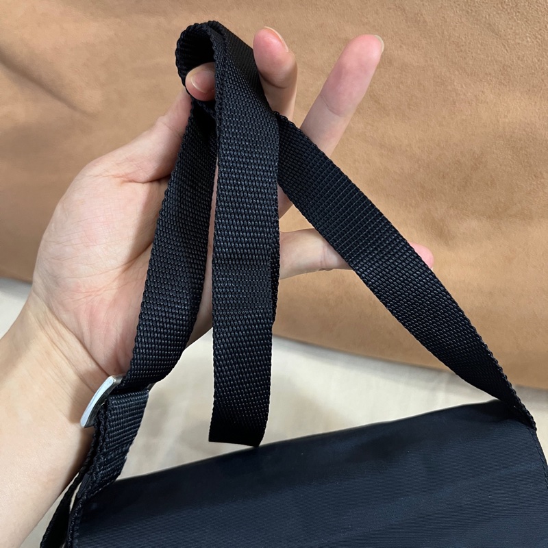Prada 翻蓋郵差斜挎單肩包 尺寸約18*13.5-18