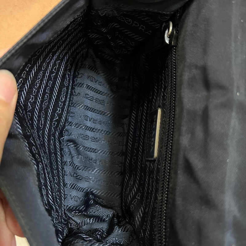 Prada 翻蓋郵差斜挎單肩包 尺寸約18*13.5-22