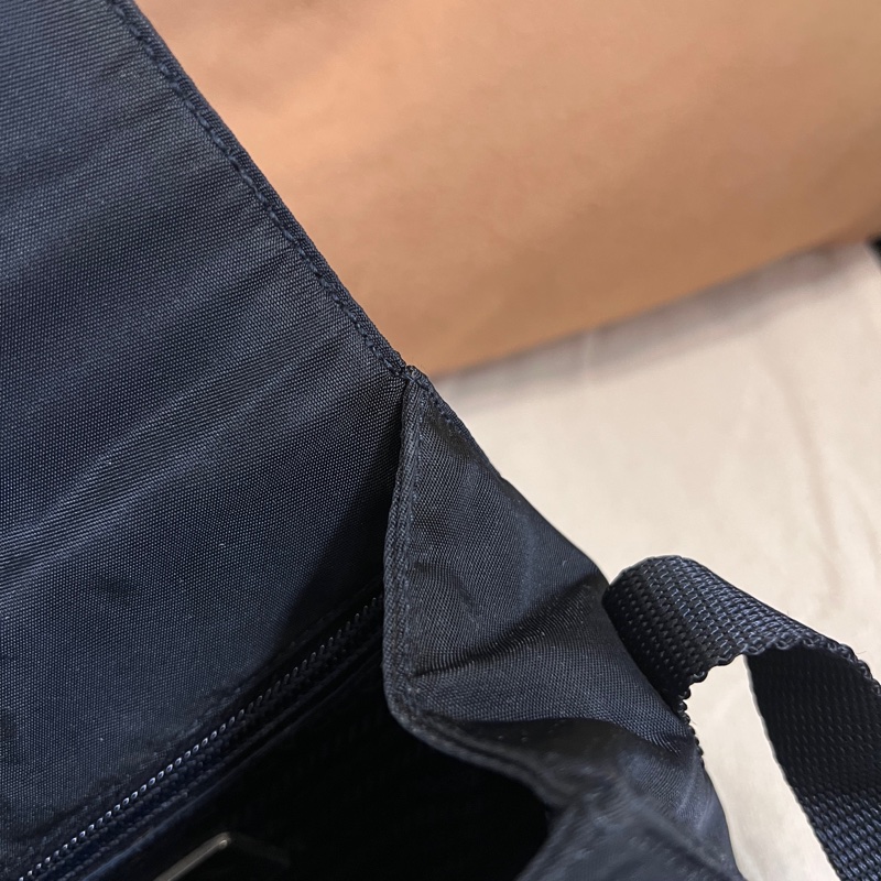 Prada 翻蓋郵差斜挎單肩包 尺寸約18*13.5-24