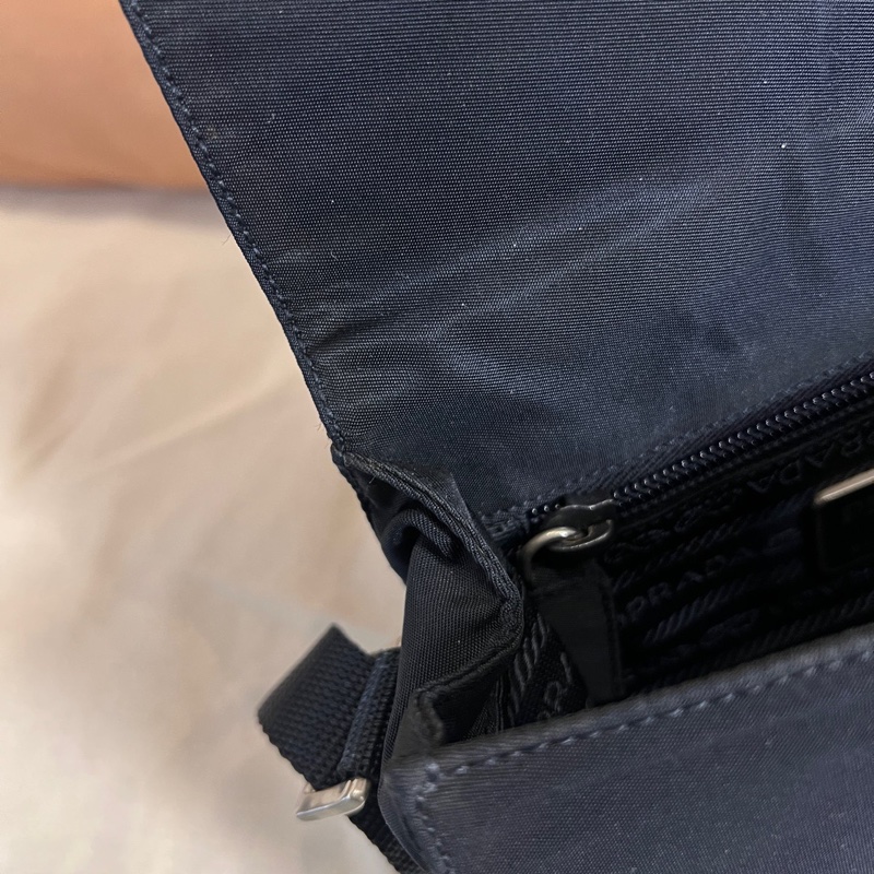 Prada 翻蓋郵差斜挎單肩包 尺寸約18*13.5-25