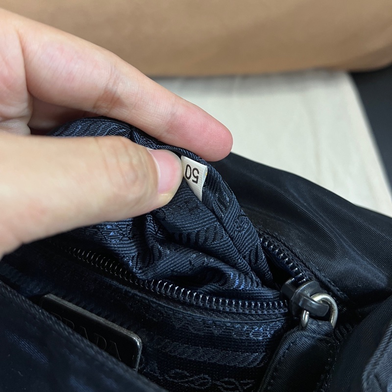 Prada 翻蓋郵差斜挎單肩包 尺寸約18*13.5-27