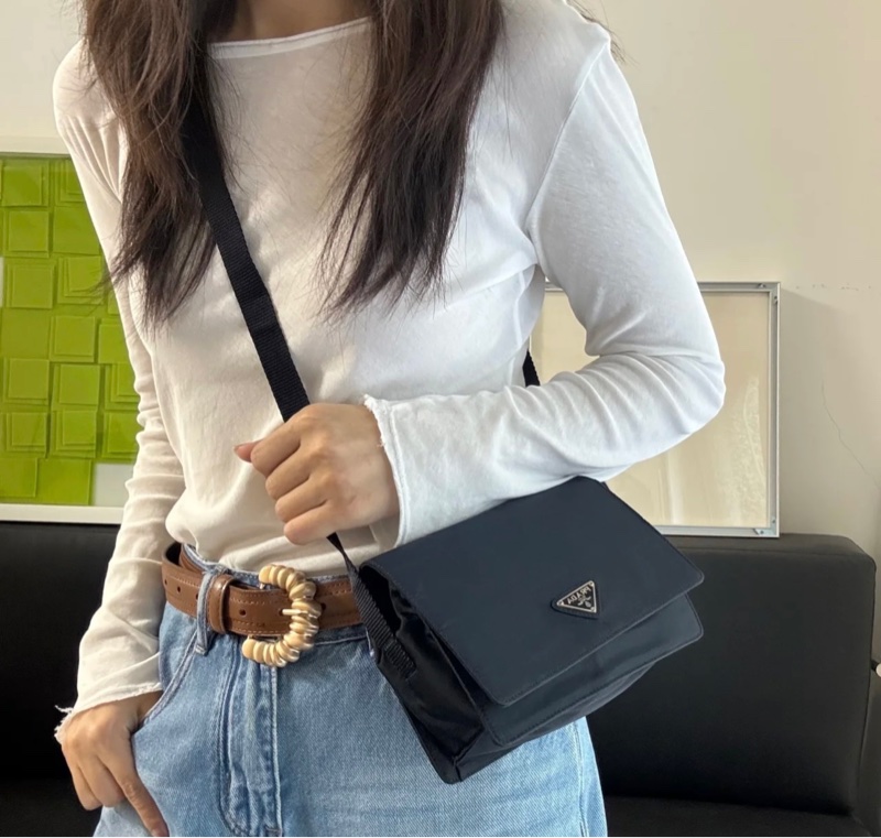 Prada 翻蓋郵差斜挎單肩包 尺寸約18*13.5-28