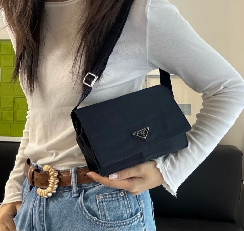 Prada 翻蓋郵差斜挎單肩包 尺寸約18*13.5-29