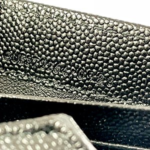 ＊奢華大道國際精品＊【Y097】YSL黑色V字縫線魚子醬牛皮金色LOGO釦式長夾 372264-8