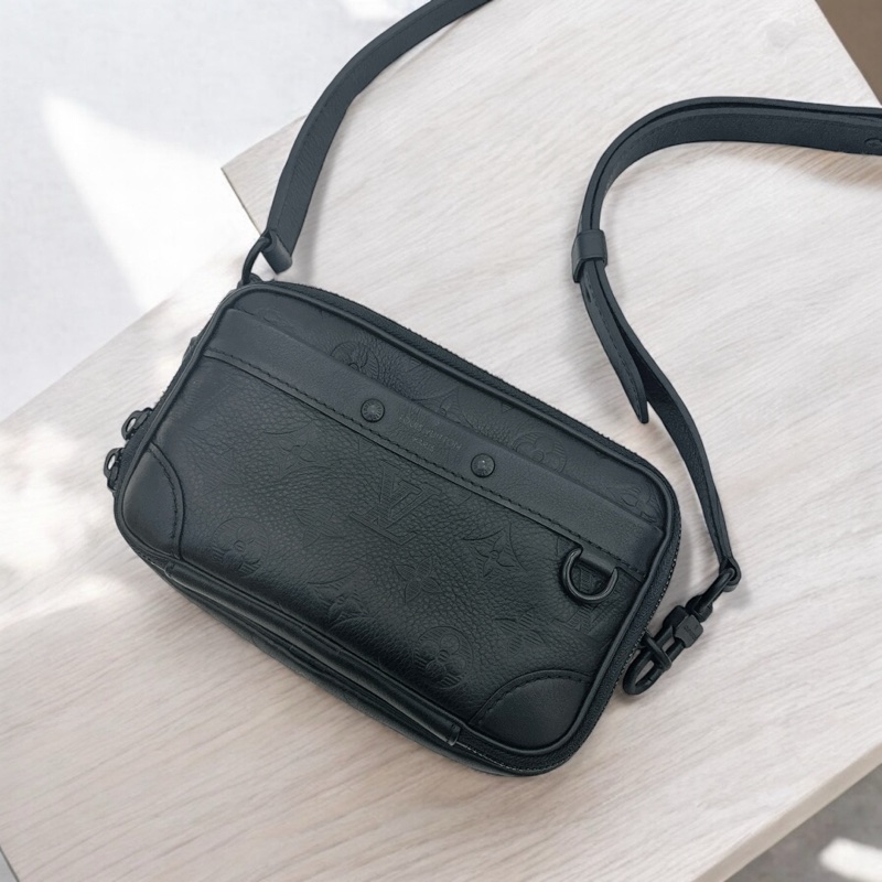 莉亞精品♡ Lv 黑壓紋相機包 二手美品-0