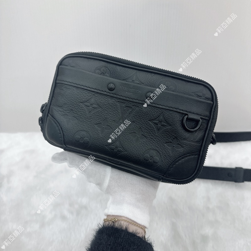 莉亞精品♡ Lv 黑壓紋相機包 二手美品-2