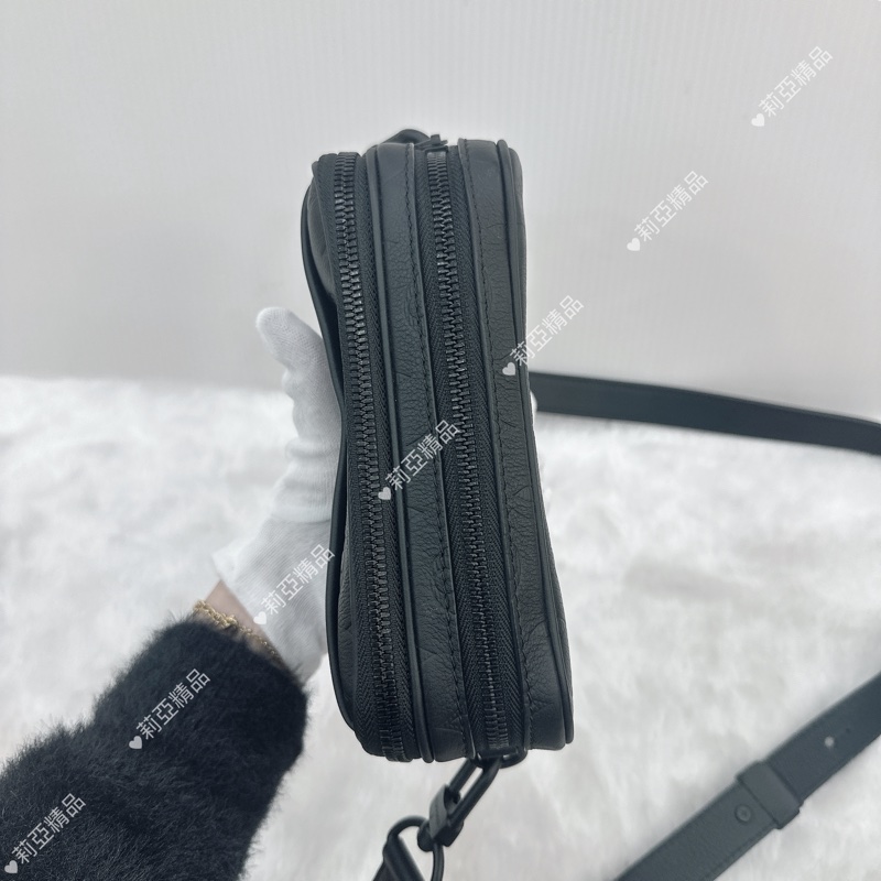 莉亞精品♡ Lv 黑壓紋相機包 二手美品-4
