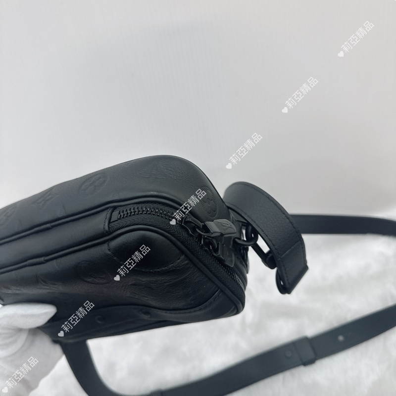 莉亞精品♡ Lv 黑壓紋相機包 二手美品-9
