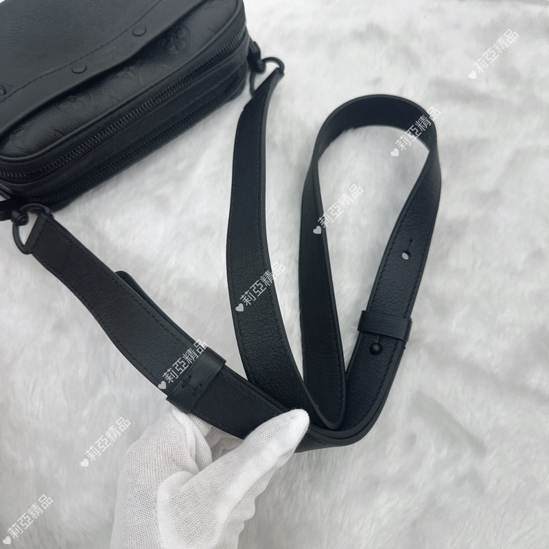 莉亞精品♡ Lv 黑壓紋相機包 二手美品-10