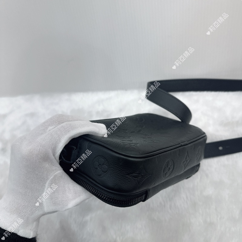 莉亞精品♡ Lv 黑壓紋相機包 二手美品-14