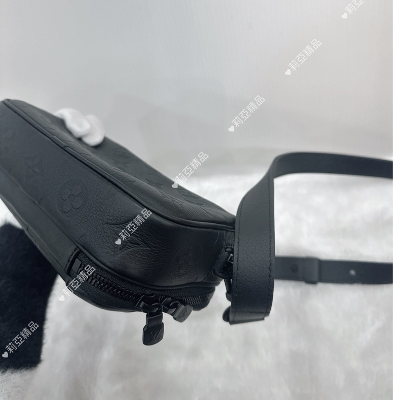 莉亞精品♡ Lv 黑壓紋相機包 二手美品-15