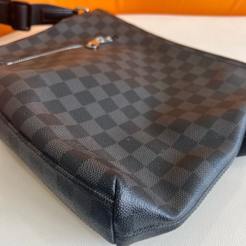 LV 黑棋盤格 男士 斜挎包,13年編碼 尺寸:28x26-6