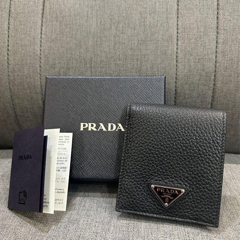 💎Han's house精品服飾💎PRADA 三角鐵牌 牛皮 短夾 義大利製 現貨-0