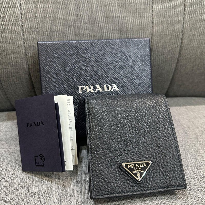 💎Han's house精品服飾💎PRADA 三角鐵牌 牛皮 短夾 義大利製 現貨-5
