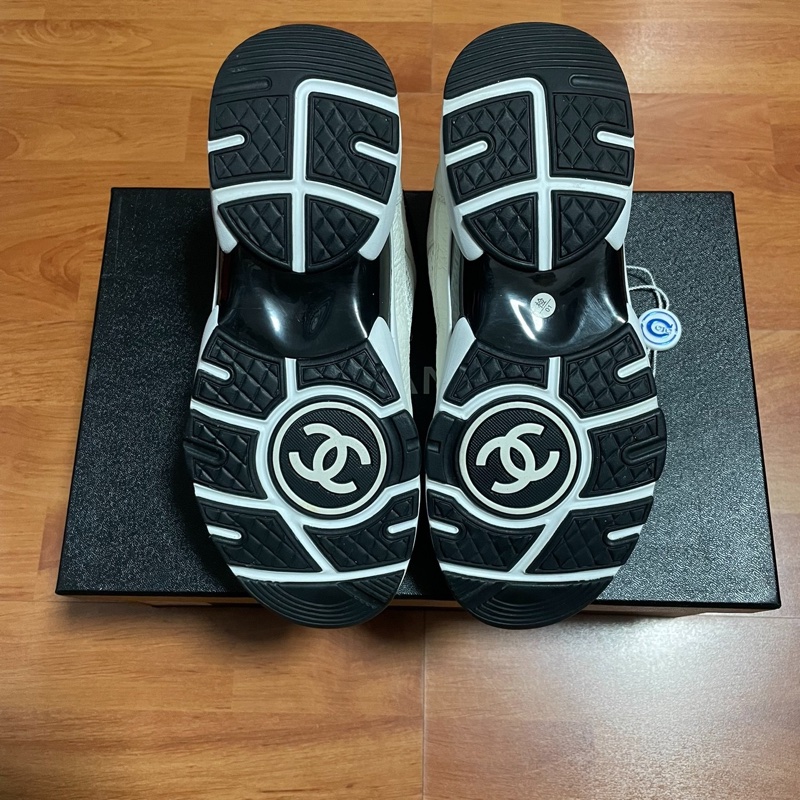 Chanel香奈兒雙C黑白熊貓正品低幫跑步鞋 米白黑 尺碼：35.5碼-7