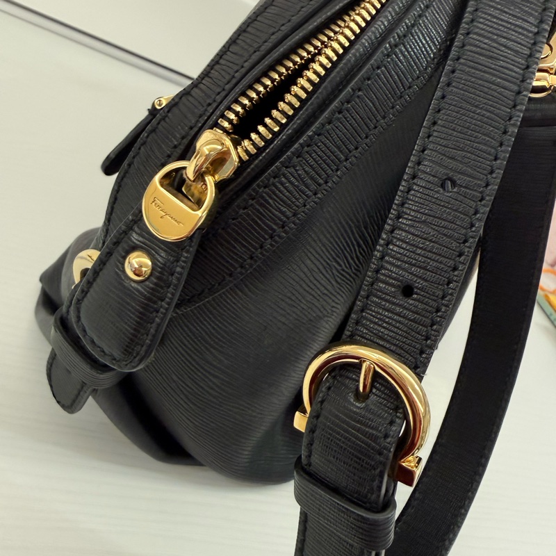 Salvatore Ferragamo 菲拉格慕黑色水波紋肩揹手提兩用包-1