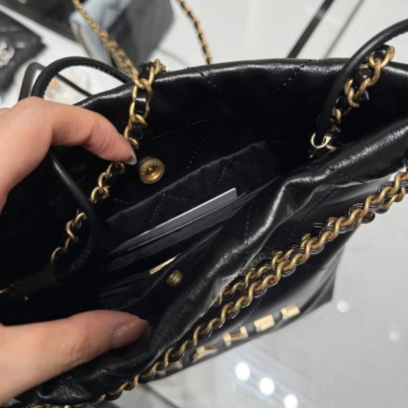磁扣Chanel 22Mini 黑金亮面牛-0