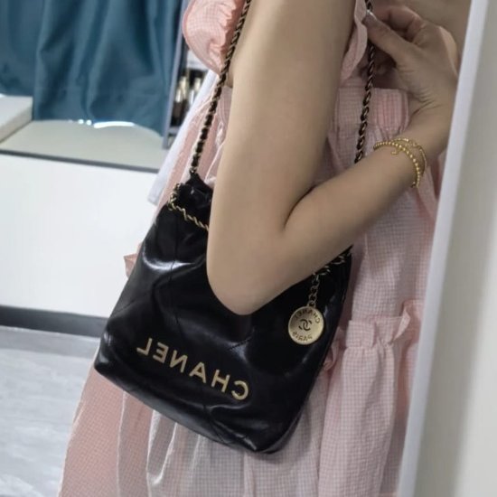 磁扣Chanel 22Mini 黑金亮面牛-3